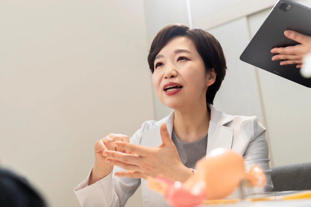 산부인과 전문의가 호르몬치료 외 생활관리·비호르몬 치료 옵션을 설명하는 상담 장면